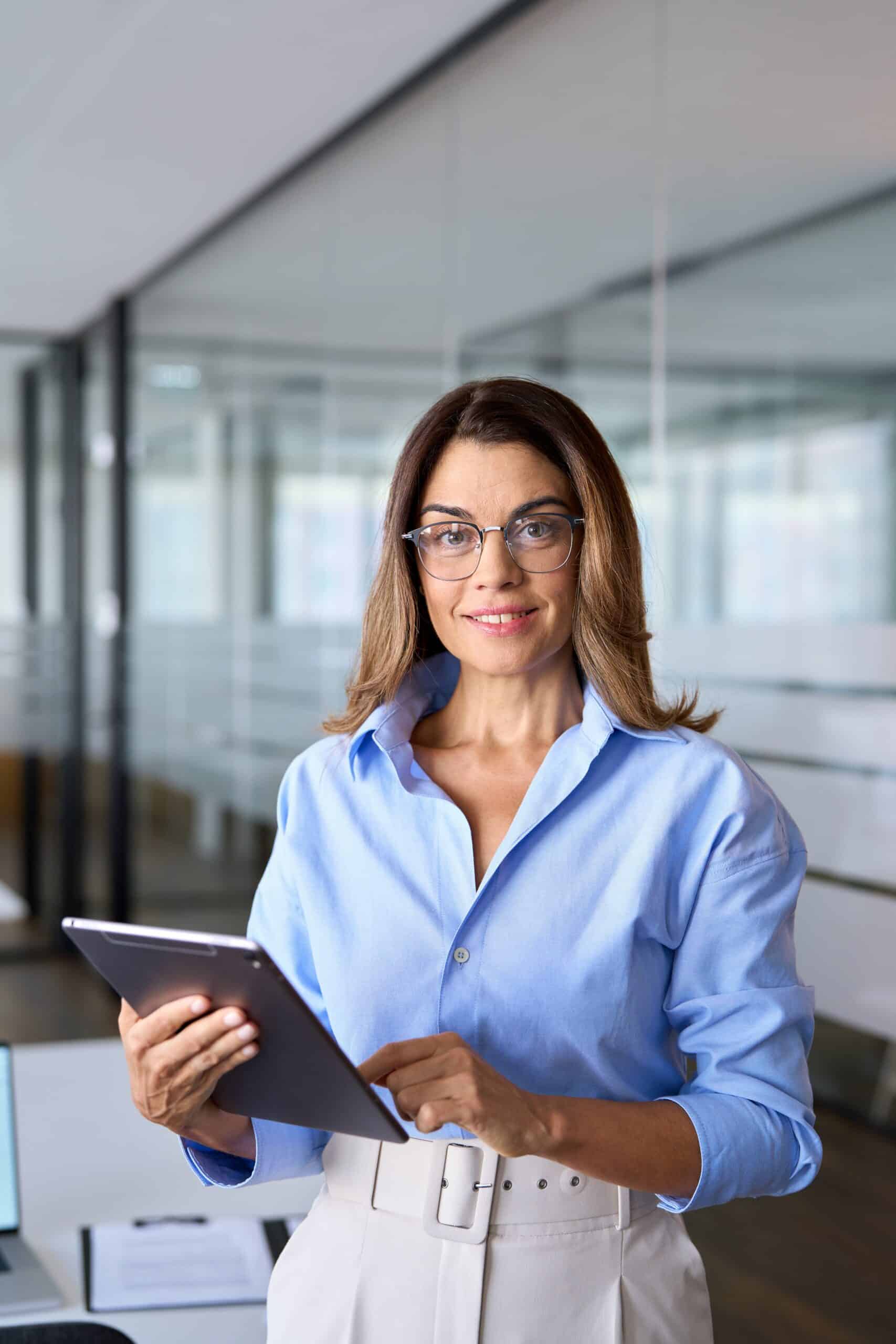 Smiling,Mature,Business,Woman,Manager,Executive,,Happy,Middle,Aged,Businesswoman